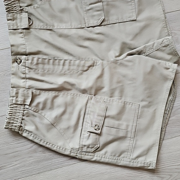 Vintage Tilley Endureables High Waisted Khaki Cargo Shorts, *Vintage Size 12 - Picture 2 of 15